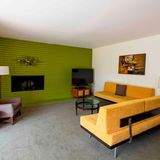 So sieht es im Wohnzimmer des Chateau Marmont Bungalow aus