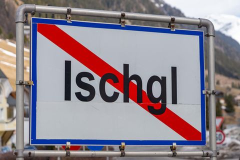 Ein Ortsschild steht am Ausgang der Ortschaft Ischgl