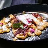 ESSEN  OSTERIA PLAZORES: Alle Zutaten stammen aus höchstens 99 Kilometer Entfernung. Die Speisekarte informiert über die Strecke, die sie zurückgelegt haben. Bei vielen ladinischen Gerichten steht eine Null: Ihre Zutaten kommen vom hauseigenen Bauernhof. Enneberg/St. Vigil, Strada Plazores 14, Tel. +39/0474/50 61 68, www.plazores.com