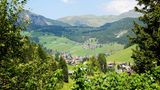 ÜBERNACHTEN  HOTEL GRANBAITA: Ob im Spa, in einem der pompösen 51 Zimmer oder beim Siebengängemenü: Hier findet jeder Entspannung. DZ/F ab 106 Euro, Wolkenstein in Gröden, Str. Nives 11, Tel. +39/0471/ 79 52 10, www.hotelgranbaita.com