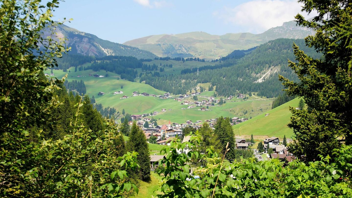 Urlaubspläne : ÜBERNACHTEN HOTEL GRANBAITA: Ob im Spa, in einem der pompösen 51 Zimmer oder beim Siebengängemenü: Hier findet jeder Entspannung. DZ/F ab 106 Euro, Wolkenstein in Gröden, Str. Nives 11, Tel. +39/0471/ 79 52 10, www.hotelgranbaita.com ÜBERNACHTEN HOTEL GRANBAITA: Ob im Spa, in einem der pompösen 51 Zimmer oder beim Siebengängemenü: Hier findet jeder Entspannung. DZ/F ab 106 Euro, Wolkenstein in Gröden, Str. Nives 11, Tel. +39/0471/ 79 52 10, www.hotelgranbaita.com