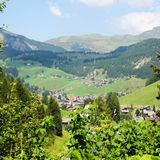 ÜBERNACHTEN  HOTEL GRANBAITA: Ob im Spa, in einem der pompösen 51 Zimmer oder beim Siebengängemenü: Hier findet jeder Entspannung. DZ/F ab 106 Euro, Wolkenstein in Gröden, Str. Nives 11, Tel. +39/0471/ 79 52 10, www.hotelgranbaita.com