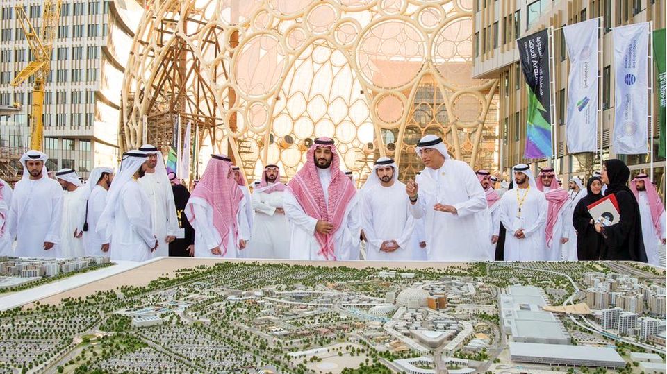 VOE STERN 36/2020 28.11.2019, Vereinigte Arabische Emirate, Dubai: Der saudische Kronprinz Mohammad bin Salman bin Abdulaziz Al Saud (M) und der Kronprinz von Dubai Sheikh Hamdan bin Mohammed bin Rashid Al Maktoum (8.v.r.) besuchen die Dubai Expo 2020 ... Mitglieder von Dubais Herrscherfamilie Maktum und der saudische Kronprinz