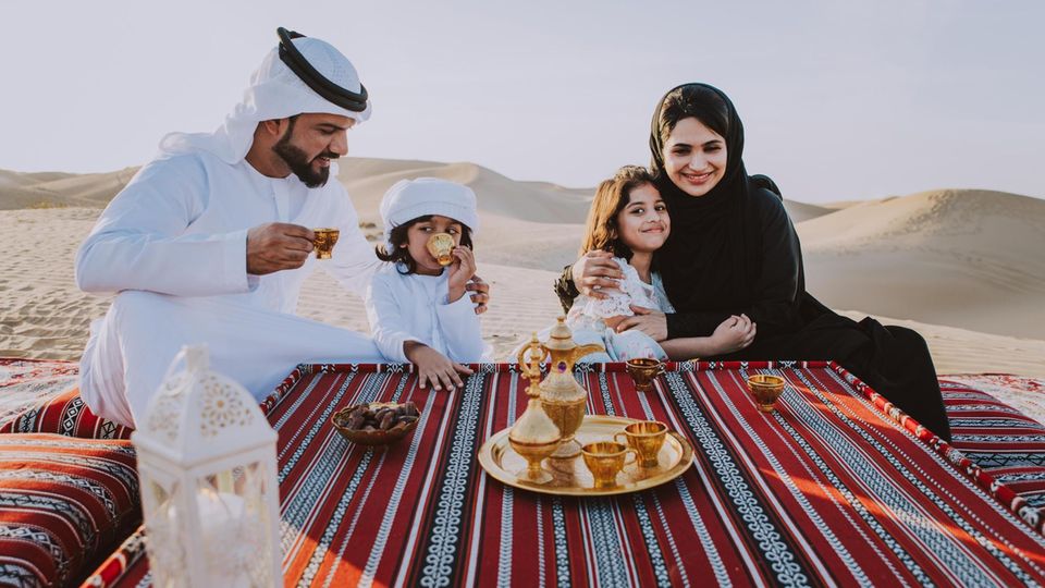 VOE STERN 36/2020 Eine Familie picknickt in der Wüste