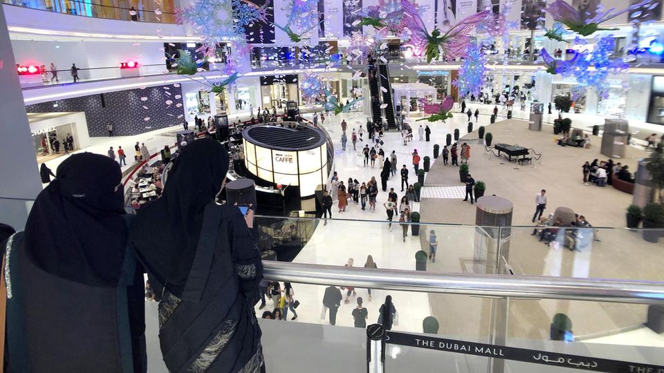VOE STERN 36/2020 Saudi women use their smartphones in Dubai Mall in Dubai, United Arab Emirates, December 29, 2018. Picture taken December 29, 2018. REUTERS/ Hamad I Mohammed - RC1C90F50710 Die Dubai Mall