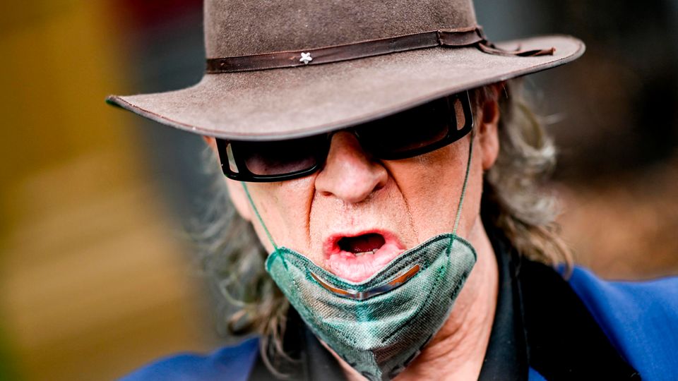 Udo Lindenberg kritisiert Maskenverweigerer: "Hirntote Risikopiloten" Udo Lindenberg kritisiert Maskenverweigerer: "Hirntote Risikopiloten"