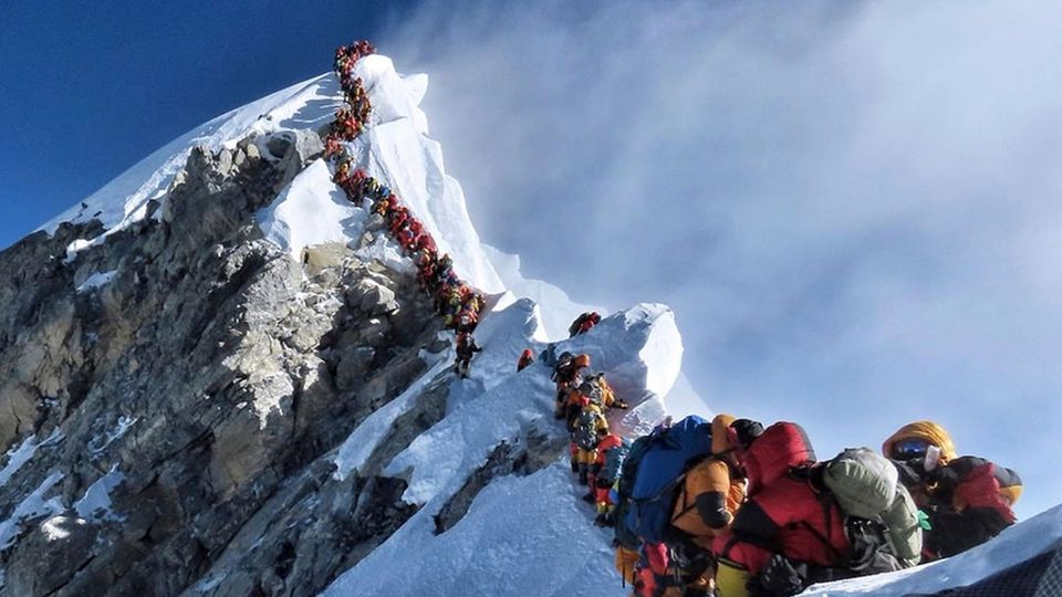 Studie aus Nepal: Im Mai 2019: lange Schlangen von Bergsteigern auf dem Gipfelgrat des Mount Everest Im Mai 2019: lange Schlangen von Bergsteigern auf dem Gipfelgrat des Mount Everest