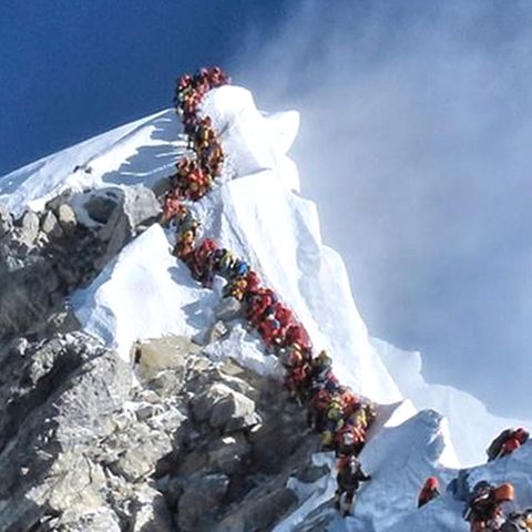 Im Mai 2019: lange Schlangen von Bergsteigern auf dem Gipfelgrat des Mount Everest