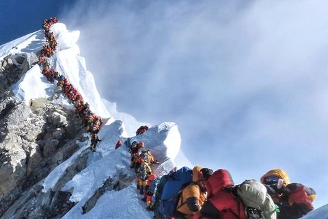 Im Mai 2019: lange Schlangen von Bergsteigern auf dem Gipfelgrat des Mount Everest