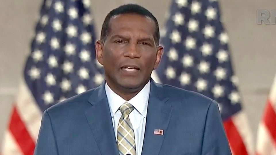 Burgess Owens hält eine Rede am dritten Abend des republikanischen Parteitags. Burgess Owens hält eine Rede am dritten Abend des republikanischen Parteitags.