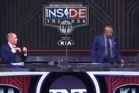 Der frühere Basketball-Profi Kenny Smith (r.) und Experte verlässt die Livesendung von "Inside the NBA"