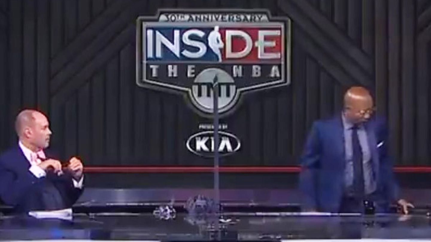 Der frühere Basketball-Profi Kenny Smith (r.) und Experte verlässt die Livesendung von "Inside the NBA"