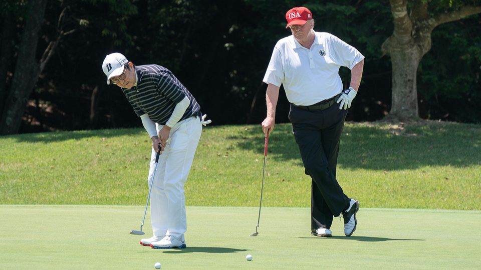 Trump spielt mit Shinzo Abe Golf