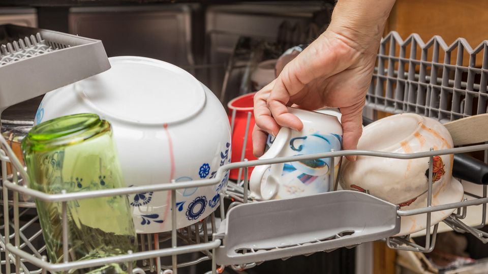 Ein Geschirrspülmaschine wird viele Jahre lang fast täglich benutzt, viele halten das nicht aus (Symbolfoto)
