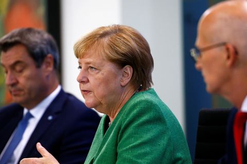 Merkel und Länderchefs informieren über neue Corona-Maßnahmen