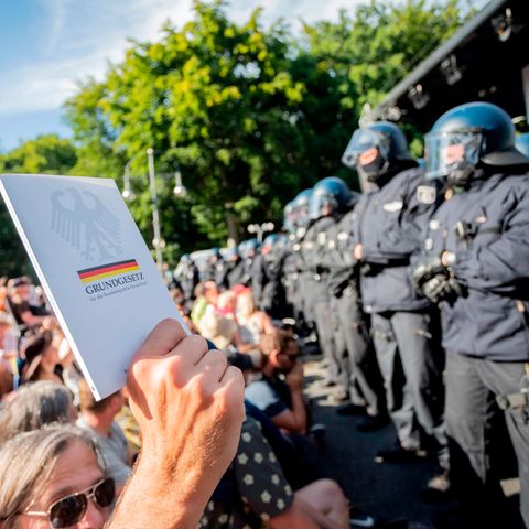 Polizei bei einer Demonstration von Gegnern der Corona-Politik in Berlin