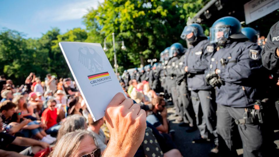 Polizei bei einer Demonstration von Gegnern der Corona-Politik in Berlin