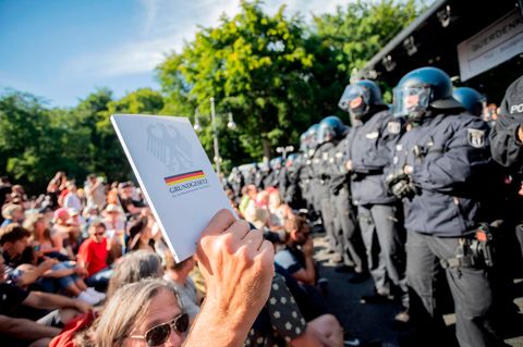 Polizei bei einer Demonstration von Gegnern der Corona-Politik in Berlin