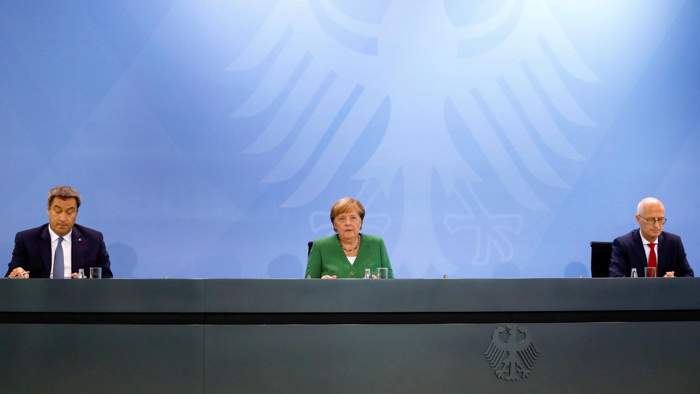 Markus Söder, Angela Merkel und Peter Tschentscher geben die Beschlüsse zum Umgang mit der Coronavirus-Pandemie bekannt