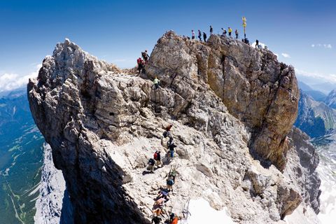 Bergsteiger im Sommer auf dem Ostgipfel der 2962 Meter hohen Zugspitze 