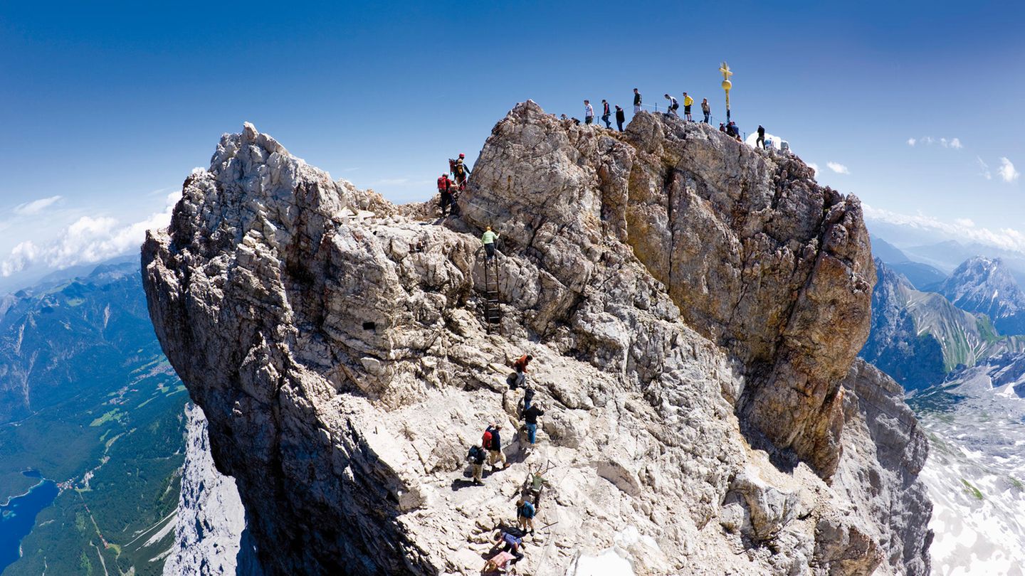 Bergsteiger im Sommer auf dem Ostgipfel der 2962 Meter hohen Zugspitze 