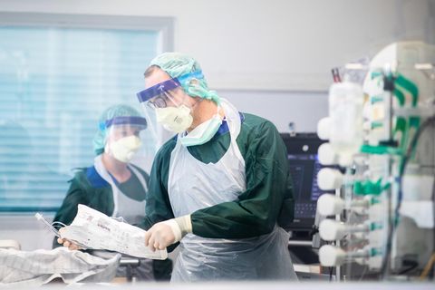 Coronavirus: Pflegekräfte auf einer Intensivstation