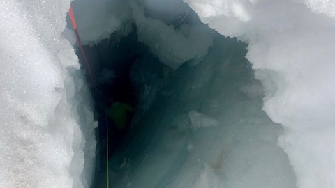 Blick in die mehr als zehn Meter tiefe Gletscherspalte