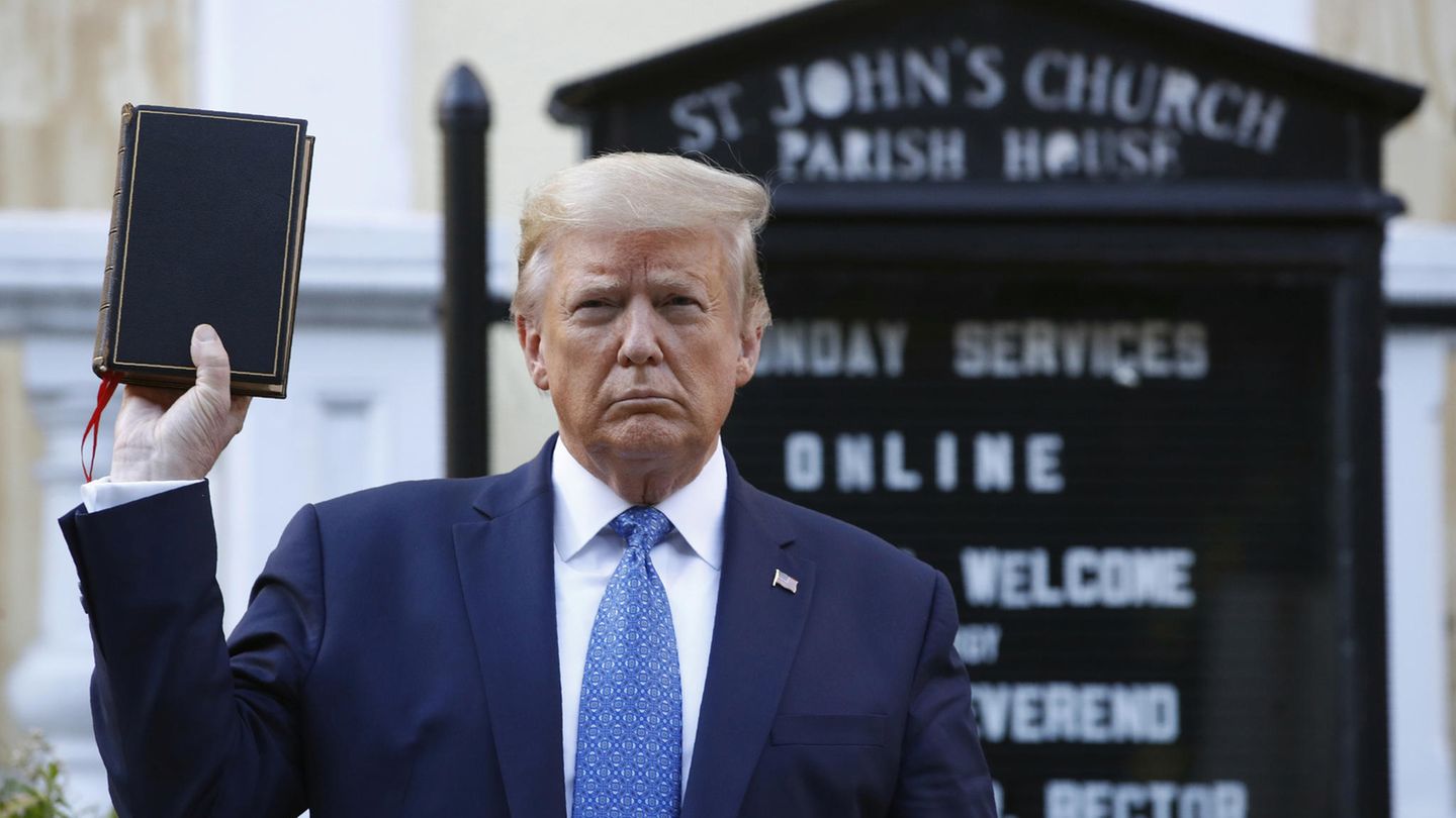 Präsident Trump versucht, besonders die Erwartungen konservativer Christen zu erfüllen.