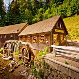 Es wird nie allzu scharf. Bogner fährt durch eine Märchenwelt.