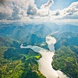 Durch die Wälder schlängelt sich das Band der Strecke.