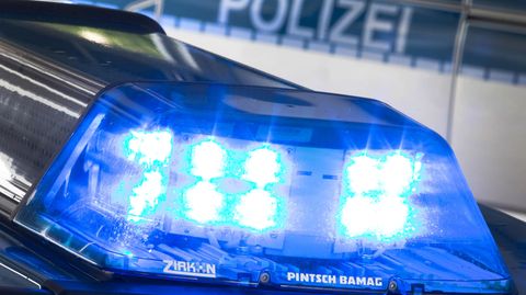 Ein Blaulicht leuchtet am auf dem Dach eines Polizeiwagens (Symbolbild)