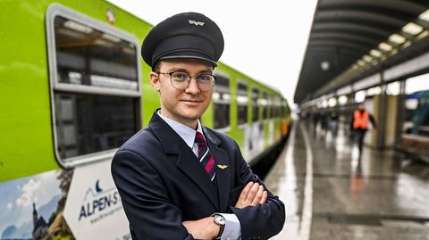 Zugführer Edward Schofield vor dem neuen Alpen-Sylt-Nachtexpress, der seit diesem Sommer zwischen Westerland und Salzburg verkehrt