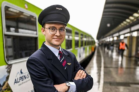 Zugführer Edward Schofield vor dem neuen Alpen-Sylt-Nachtexpress, der seit diesem Sommer zwischen Westerland und Salzburg verkehrt