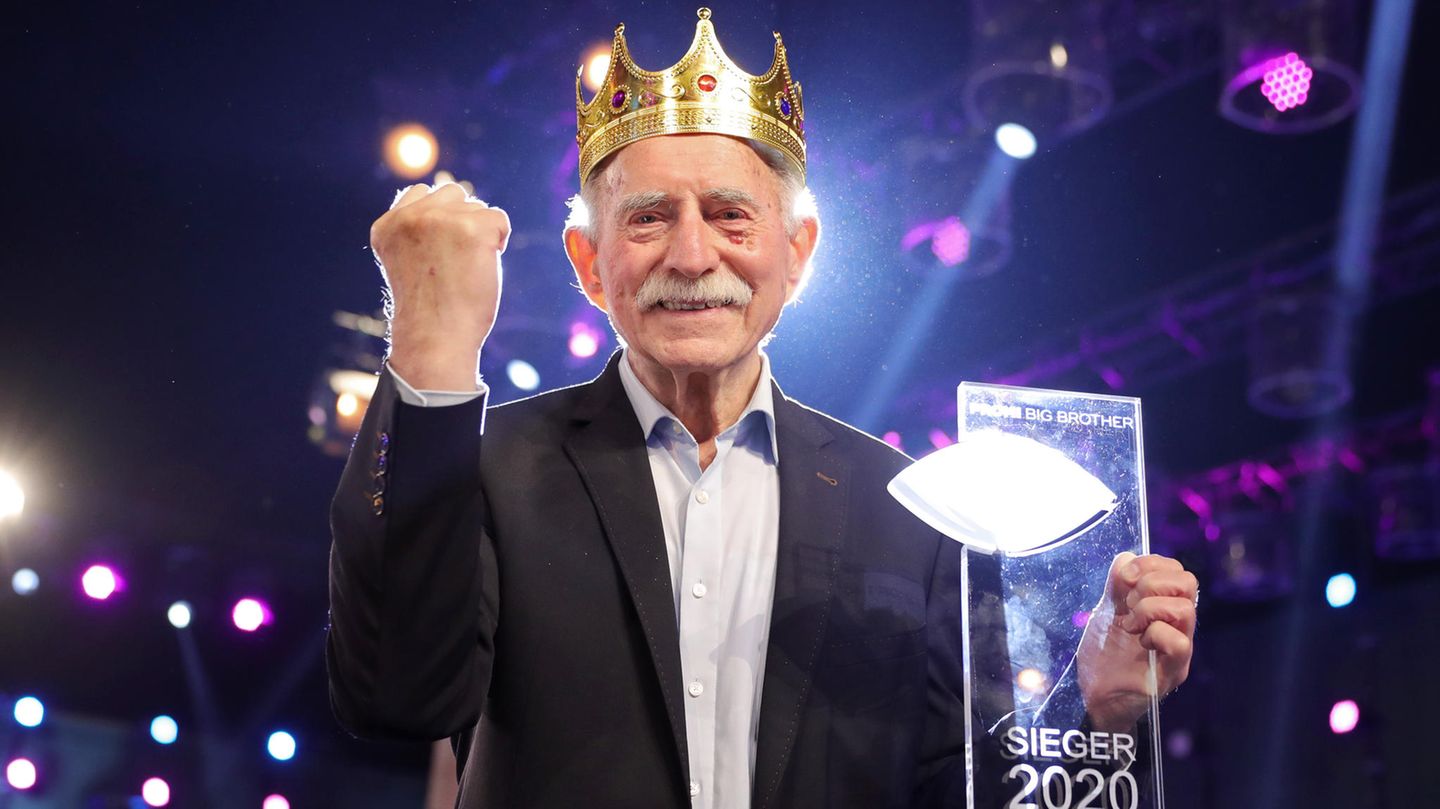 Siegerfaust einer Sportreporterlegende: Werner Hansch hat das "Promi Big Brother"-Finale 2020 gewonnen