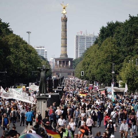 Teilnehmer der Demonstration gegen die Corona-Maßnahmen auf der Straße des 17. Juni