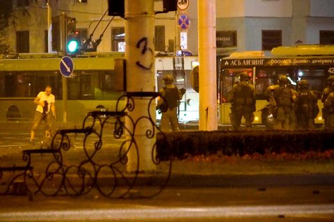 Belarus, Minsk, 10. August: Alexander Taraikowsky steht verwundet auf der Straße