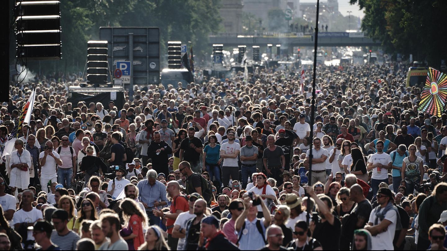 Teilnehmer einer Demonstration gegen die Corona-Maßnahmen stehen auf der Straße des 17. Juni in Berlin