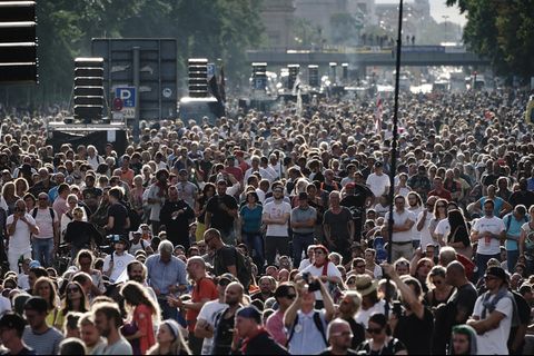 Teilnehmer einer Demonstration gegen die Corona-Maßnahmen stehen auf der Straße des 17. Juni in Berlin