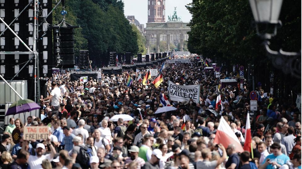 Berlin: Teilnehmer einer Demonstration gegen die Corona-Maßnahmen stehen auf der Straße des 17. Juni