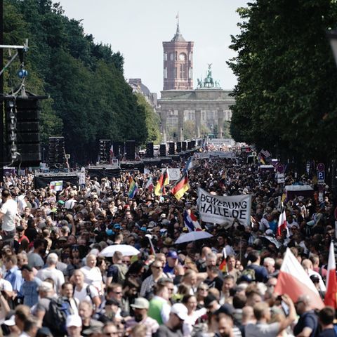 Berlin: Teilnehmer einer Demonstration gegen die Corona-Maßnahmen stehen auf der Straße des 17. Juni