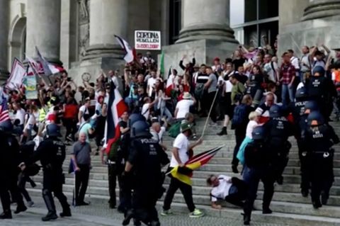 Corona-Demo: Hunderte Festnahmen in Berlin – Demonstranten durchbrechen Absperrung des Reichstagsgebäude