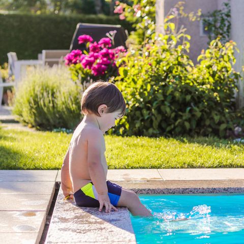 Familienschicksal: Seine Mutter gibt einen Moment nicht acht. Da fällt Luis in den Pool. Und nichts ist mehr wie zuvor