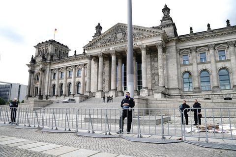 Polizisten und Absperrgitter - der Zugang zum Reichstag ist derzeit beschränkt