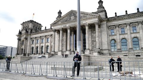 Polizisten und Absperrgitter - der Zugang zum Reichstag ist derzeit beschränkt