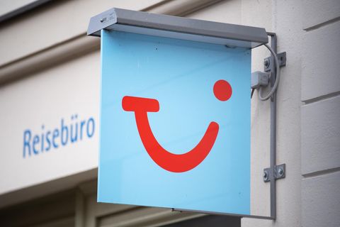 Schild an einem Reisebüro