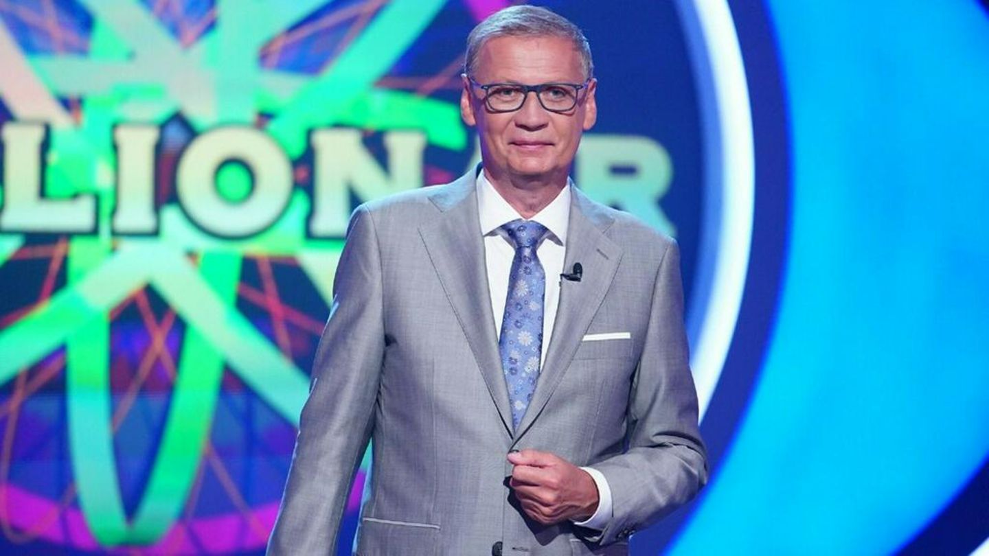 Günther Jauch darf seine Quizfragen endlich wieder vor Publikum stellen.