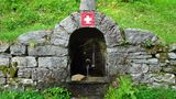 Gefasste Quelle mit Schöpfkelle für Wanderer und Pilger: die Wasserstelle der Madonna della Segna