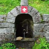 Gefasste Quelle mit Schöpfkelle für Wanderer und Pilger: die Wasserstelle der Madonna della Segna