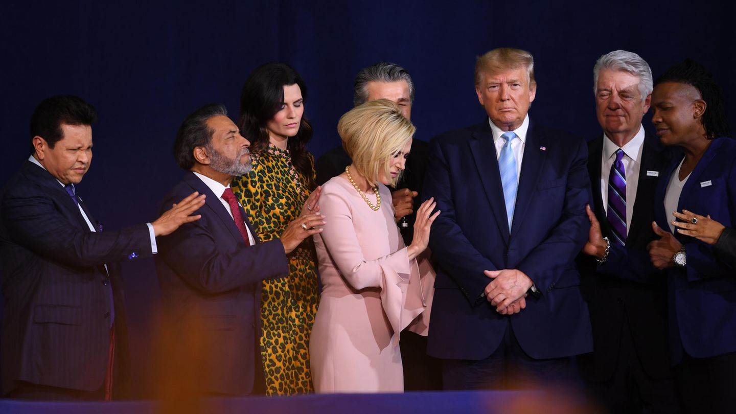 Trump betet mit der evangelikalen Pastorin Paula White-Cain