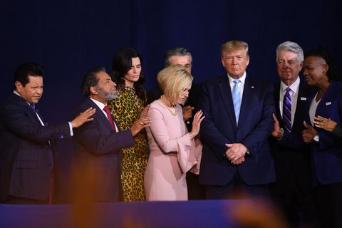 Trump betet mit der evangelikalen Pastorin Paula White-Cain